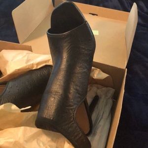 Gorgeous sling backs! Wrap around the ankle